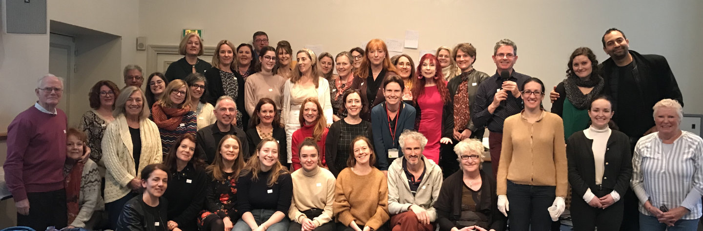 The Cercle Litteraire Irlandais members sitting next to each other in 3 rows